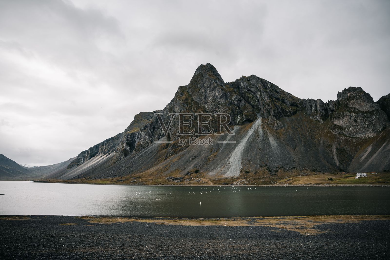 美丽的风景，黑色沙滩与冰岛斯托克斯内斯的维斯特拉霍恩山脉相映成趣照片摄影图片