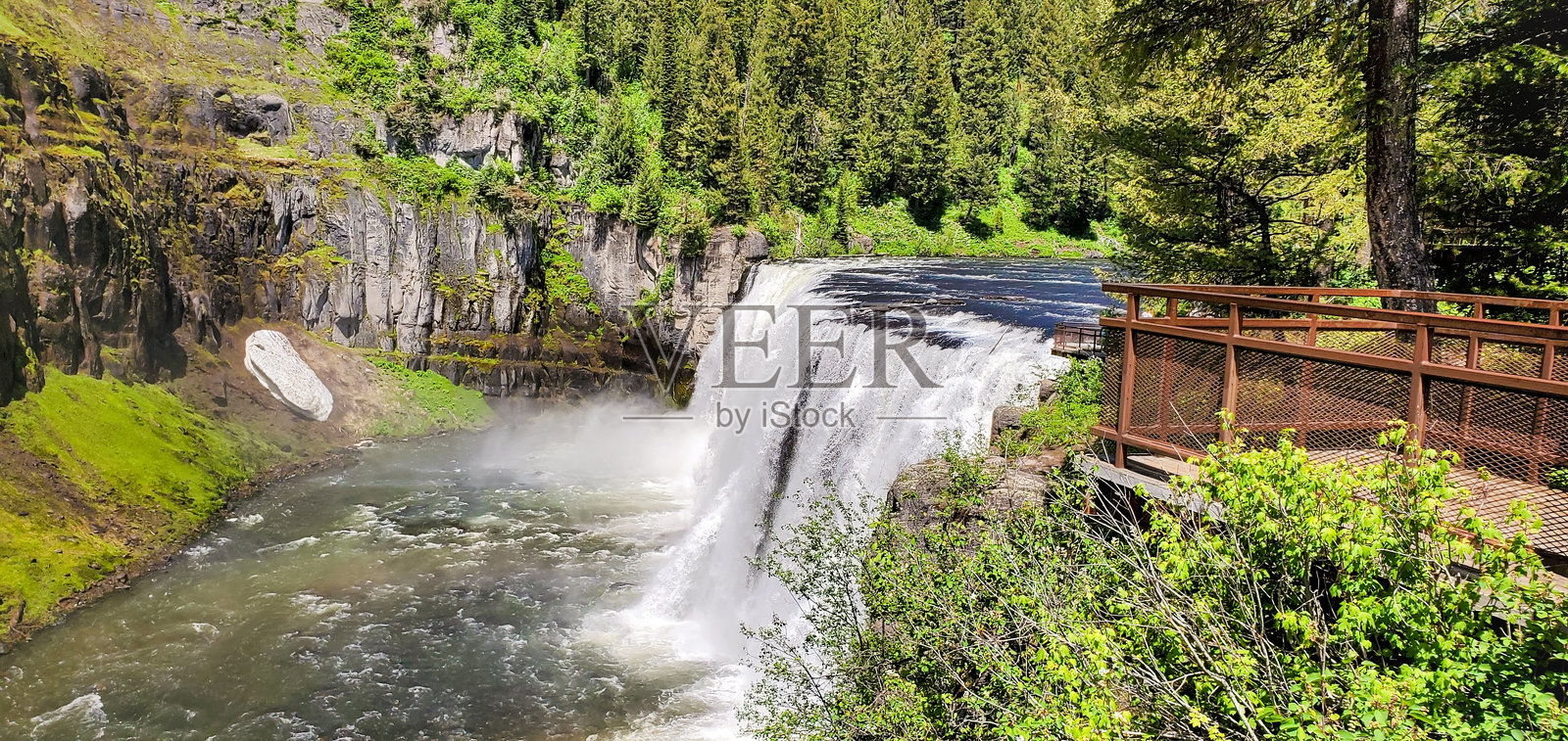 爱达荷州卡里布-塔吉国家森林的上梅萨瀑布观景点照片摄影图片