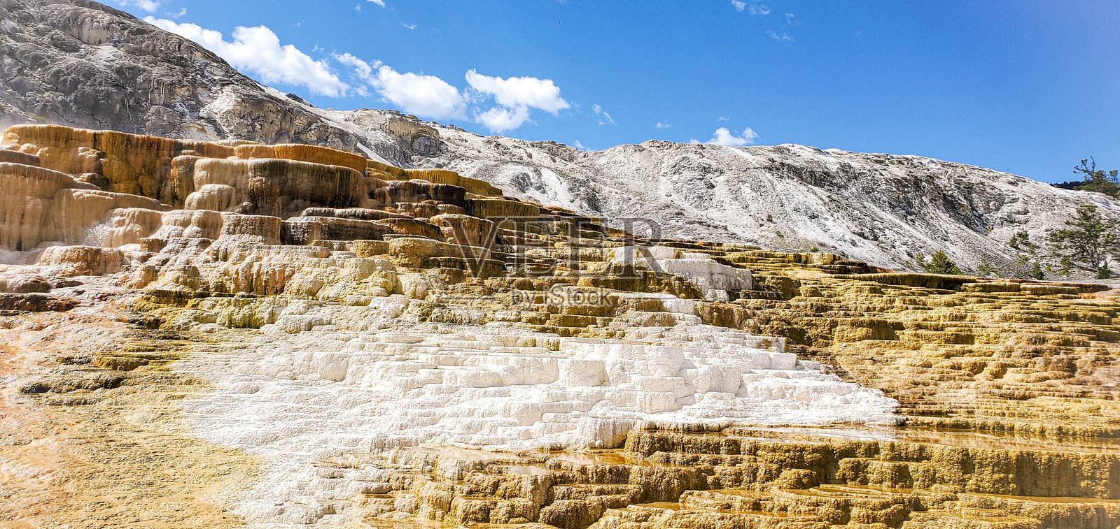 黄石国家公园内的猛犸象温泉，位于怀俄明州的蒙大拿附近照片摄影图片