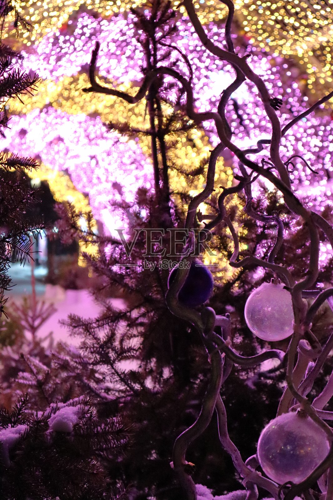 圣诞装饰品的特写。户外圣诞装饰被雪覆盖。照片摄影图片