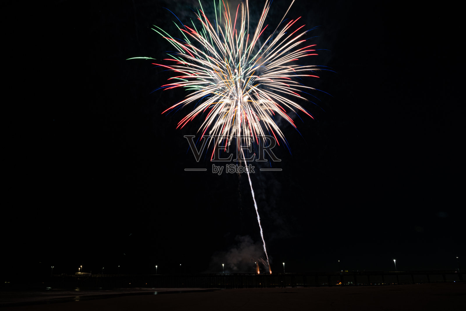 新港海滩码头上空的烟花为年度假日船游行拉开序幕照片摄影图片