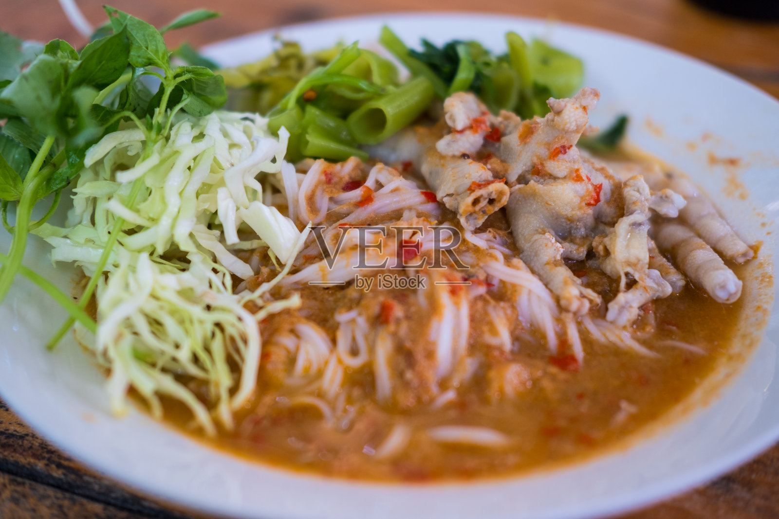 泰式米粉配鸡脚咖喱和蔬菜照片摄影图片