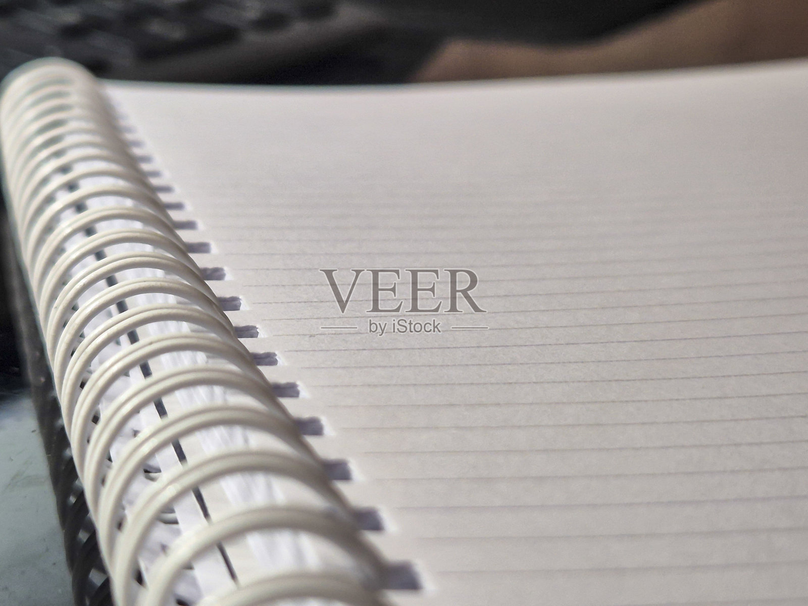 空白的螺旋装订笔记本特写。非常适合创意写作、记笔记或日记。完美适用于教育和艺术用途。照片摄影图片