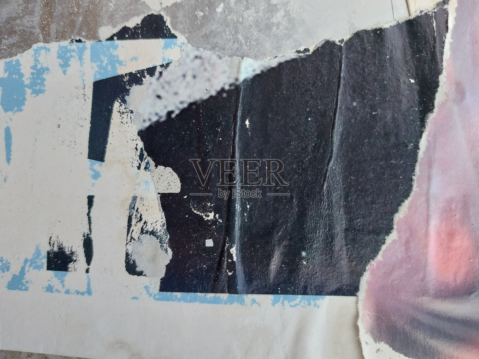 撕裂和破损的街头海报背景，墙上的复古旧纸照片摄影图片