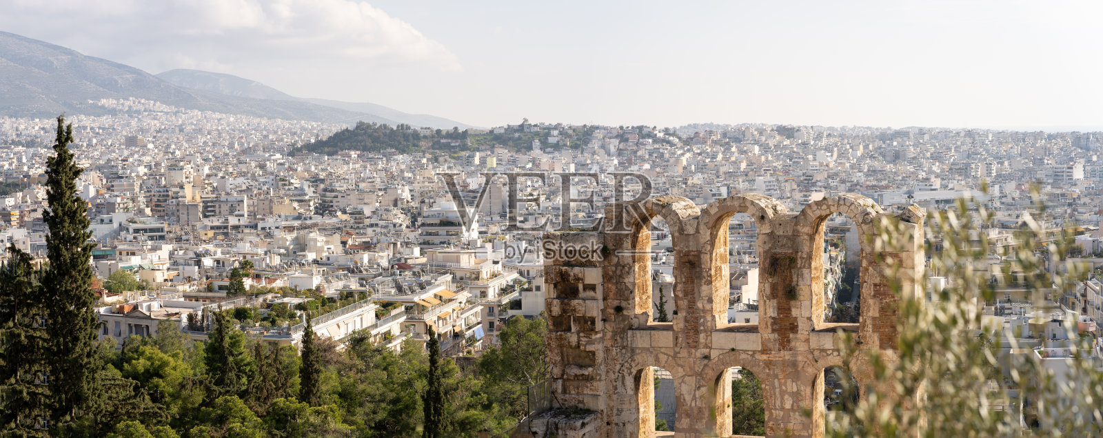 一幅迷人的古代迪俄尼索斯剧院的图像，位于希腊雅典的雅典卫城脚下。照片摄影图片
