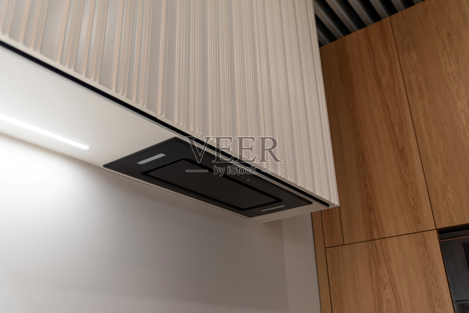 现代厨房中的内置抽油烟机照片摄影图片