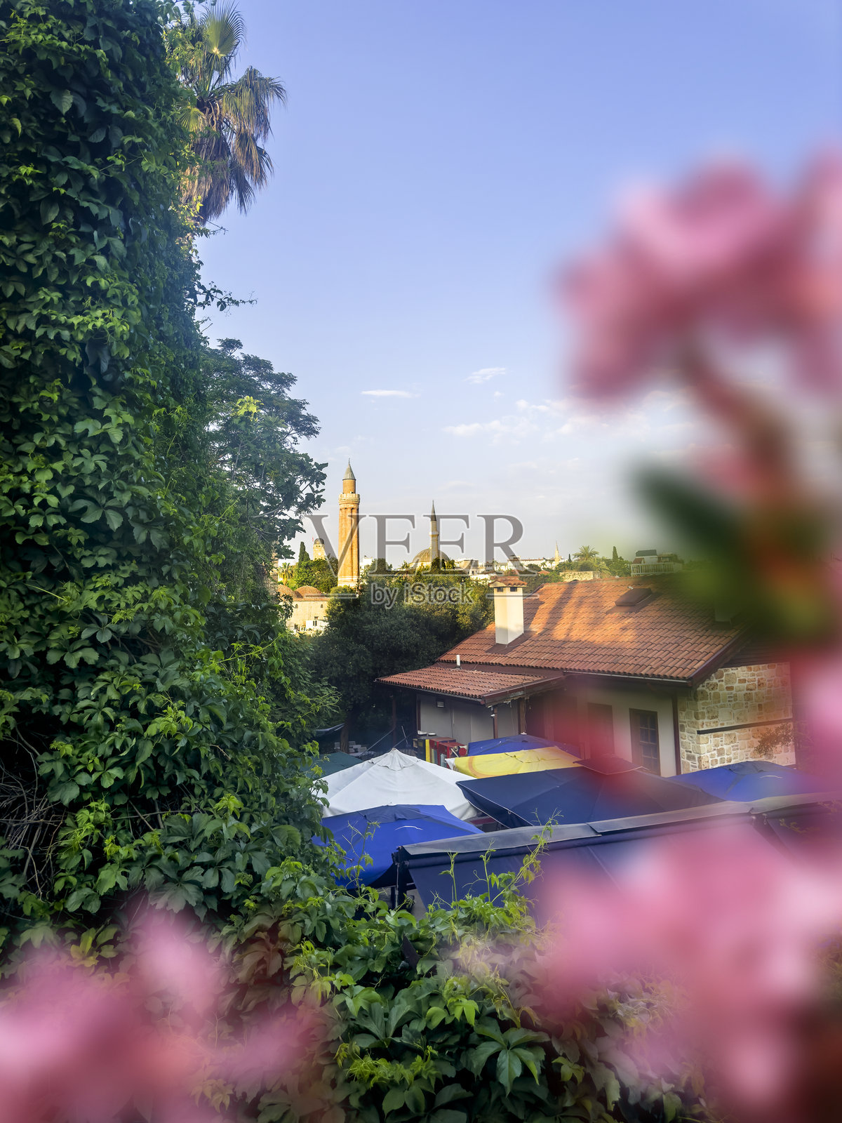 安塔利亚老城区在阳光明媚的天空下的景色照片摄影图片