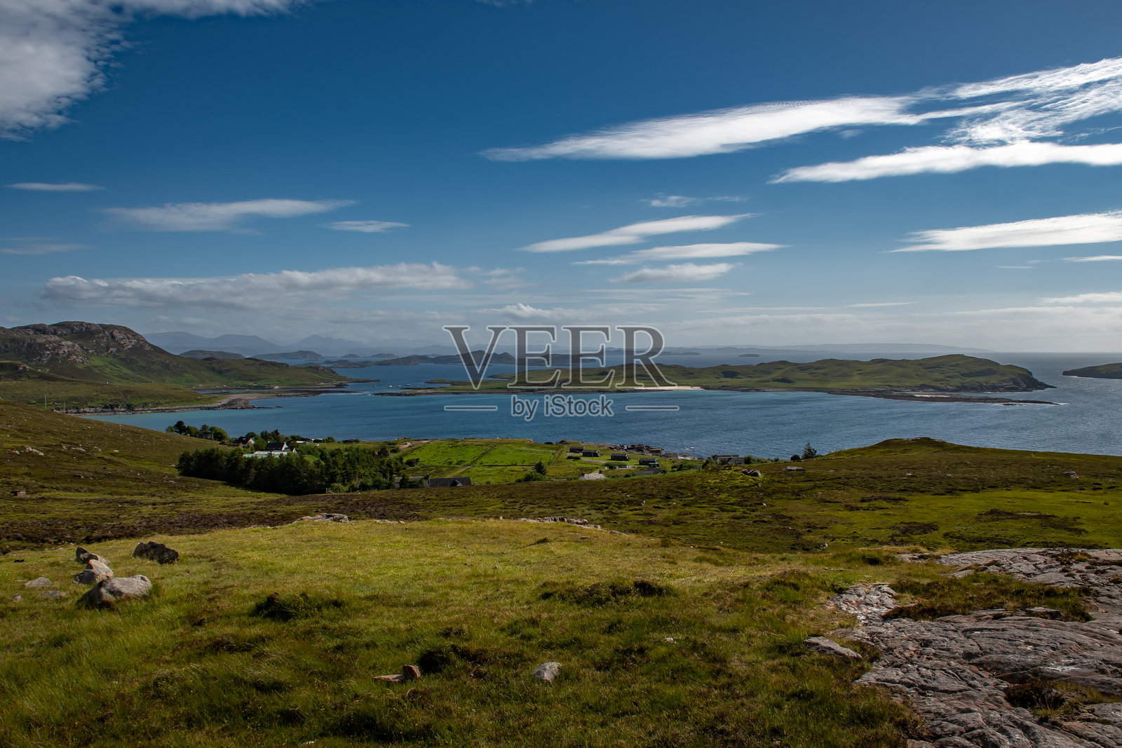 苏格兰高地的阿尔坦杜村附近的亚特兰大海岸，夏季岛屿，里斯托尔岛和穆拉格岛照片摄影图片