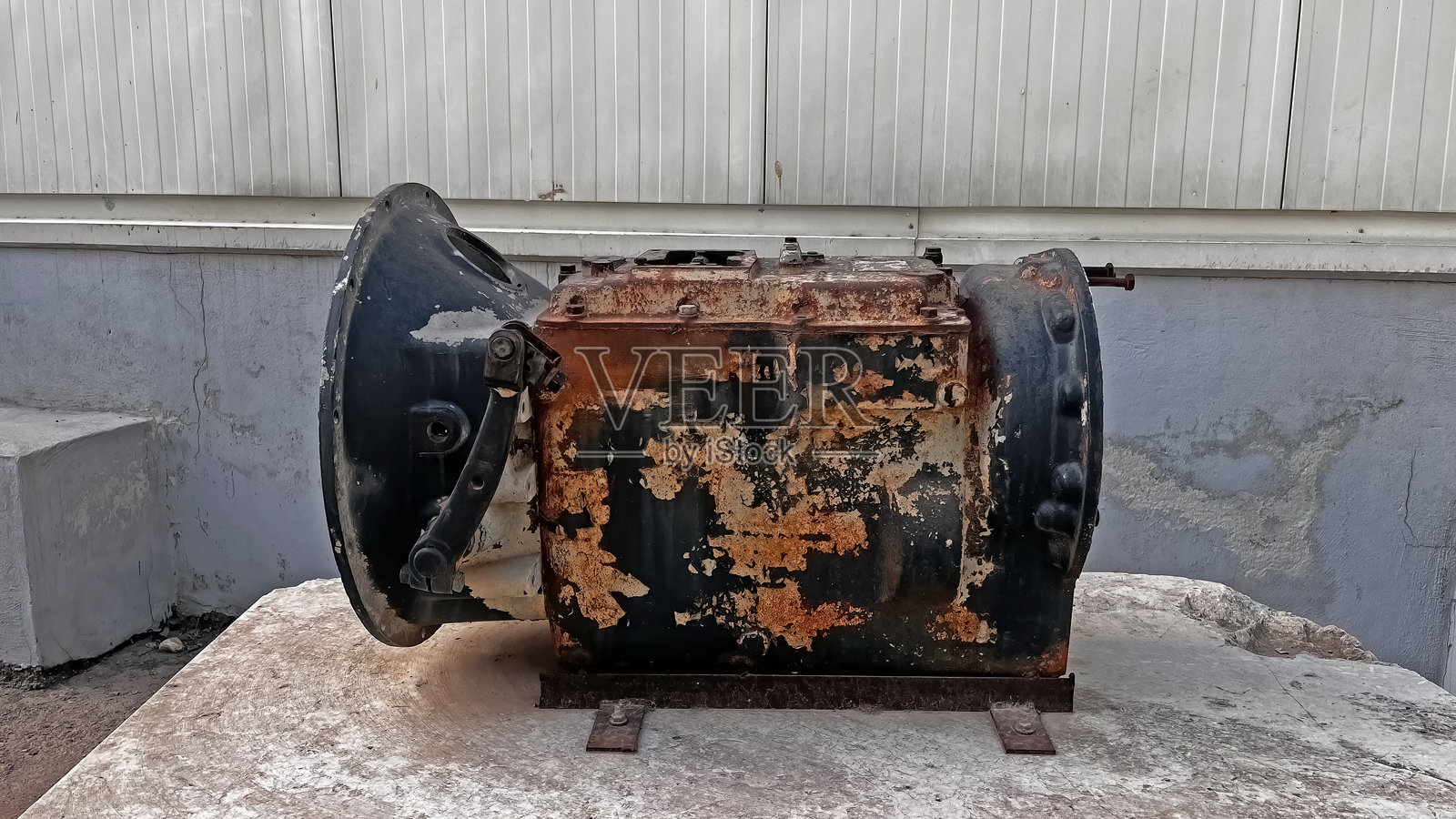 一台1970年卡车的旧变速箱。照片摄影图片