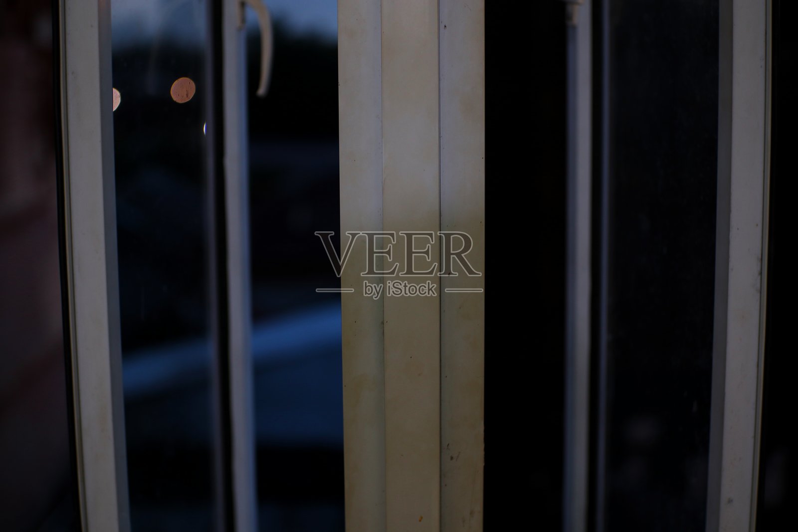 一个旧的、脏污的窗框，上面有污迹和雾气照片摄影图片