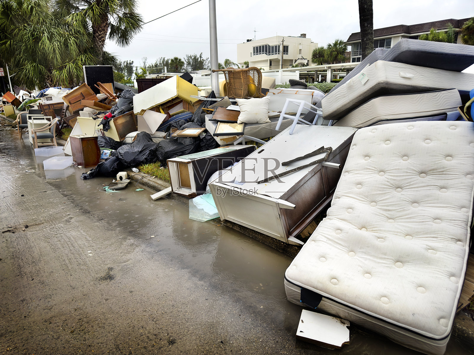 住宅区的路边垃圾照片摄影图片