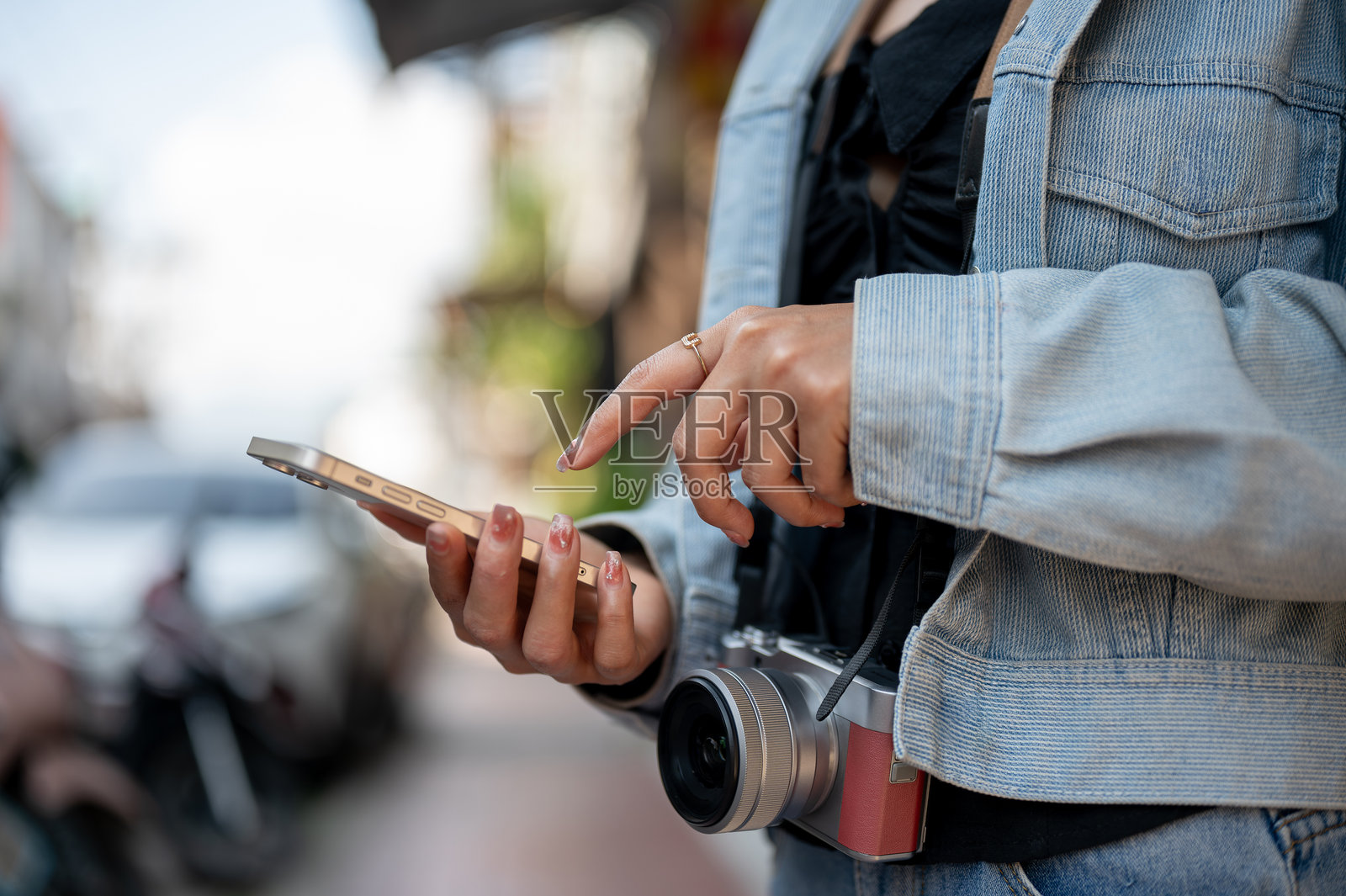 一位游客在探索城市时使用智能手机查看应用程序中的方向。照片摄影图片