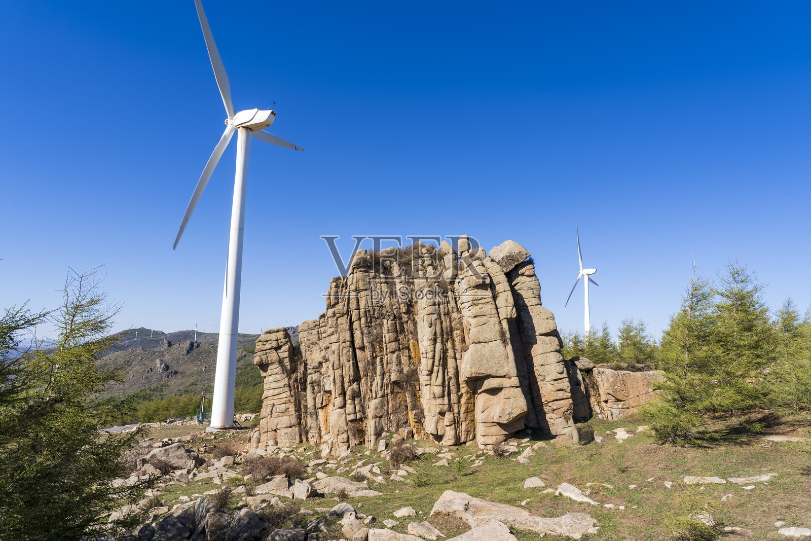 风力发电机在蓝天之下照片摄影图片