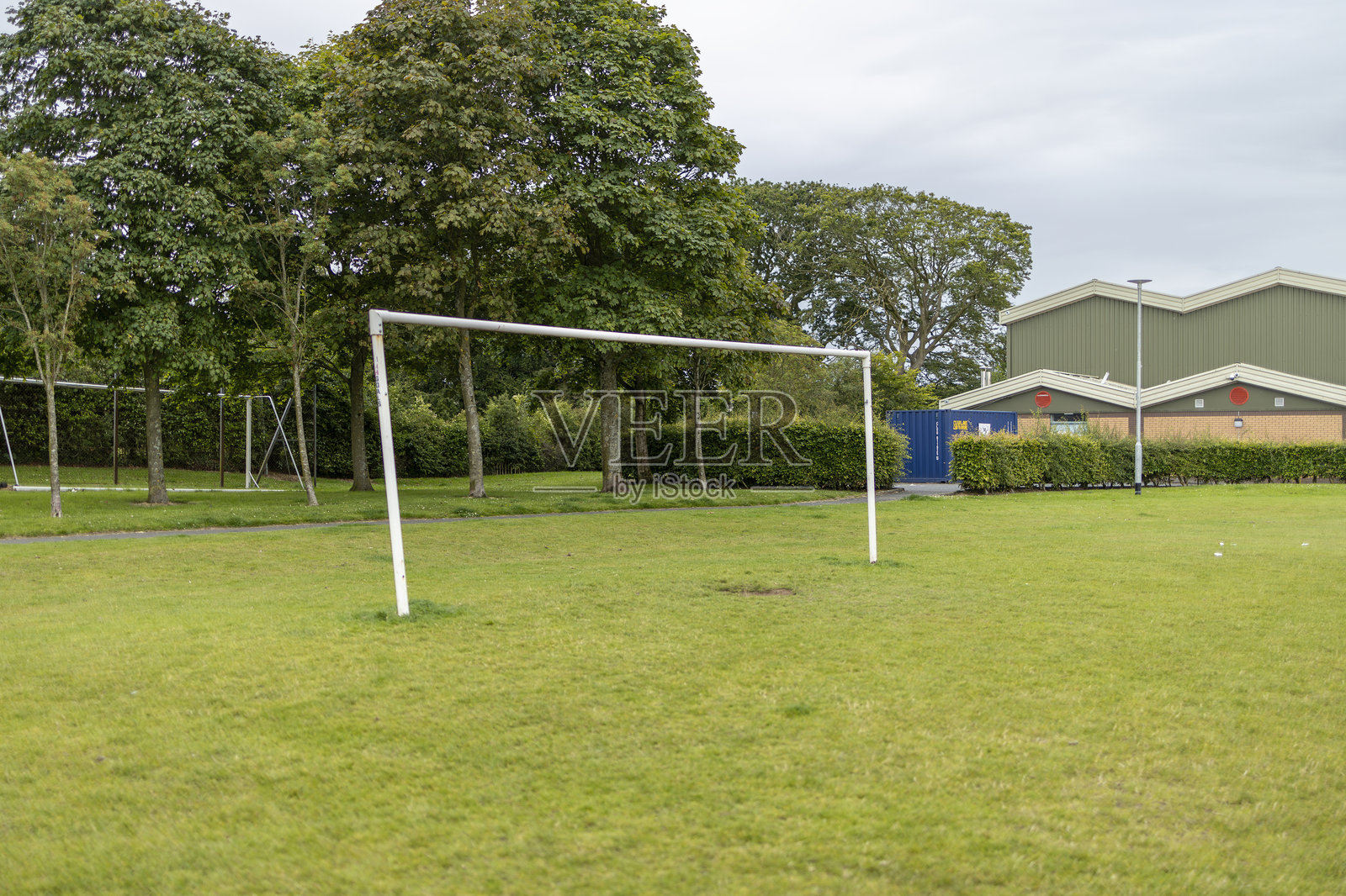 村公园社区球场上的白色足球门柱和横梁照片摄影图片