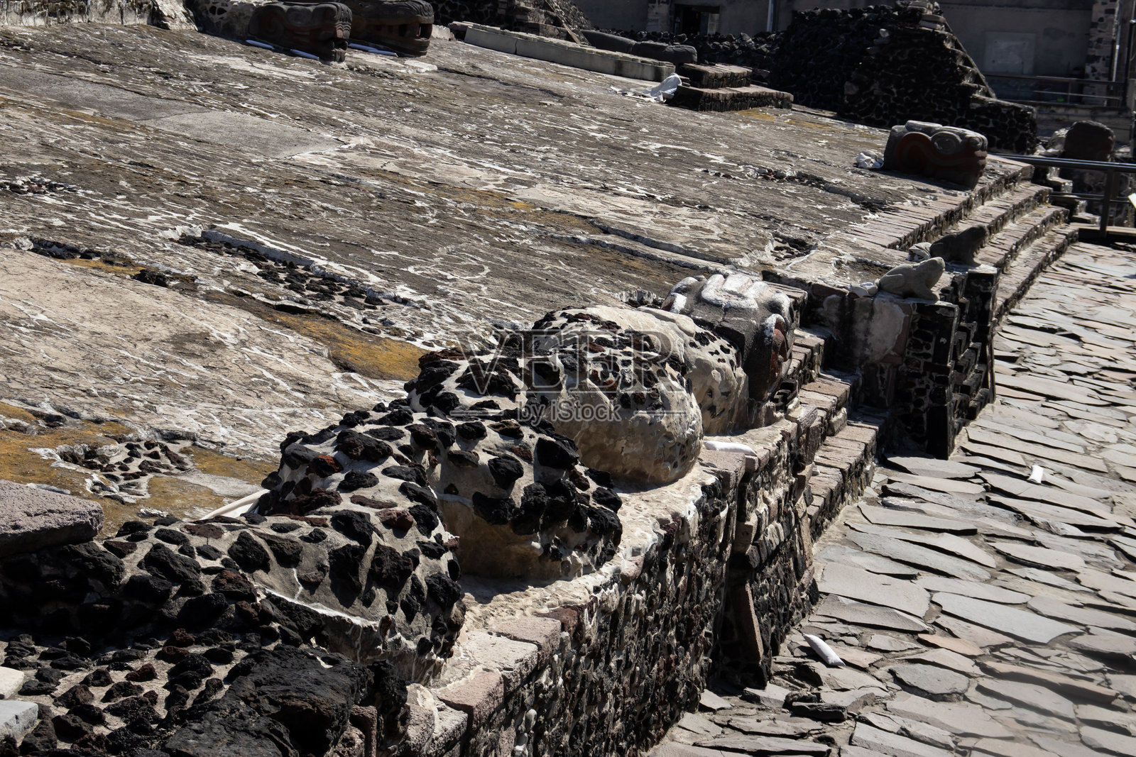 墨西哥城大庙博物馆挖掘现场的古老阿兹特克建筑。照片摄影图片