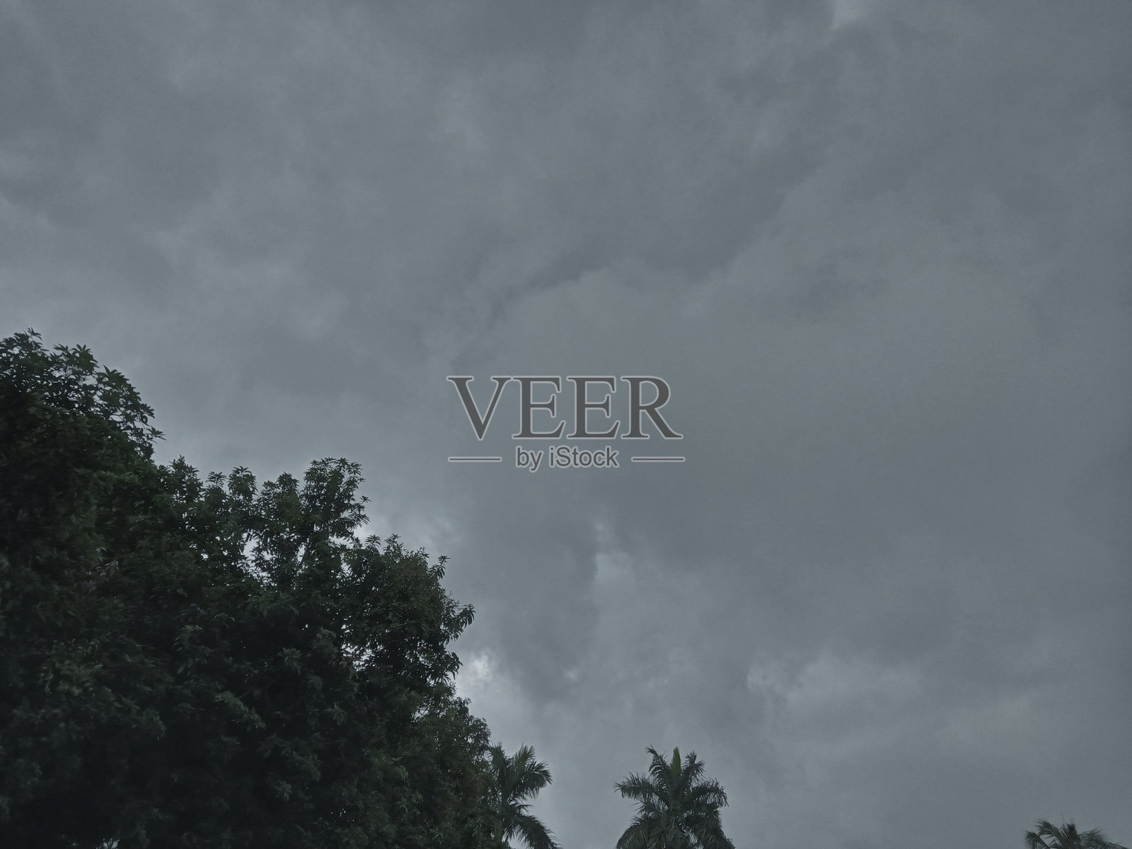 阴云密布，正在下雨照片摄影图片