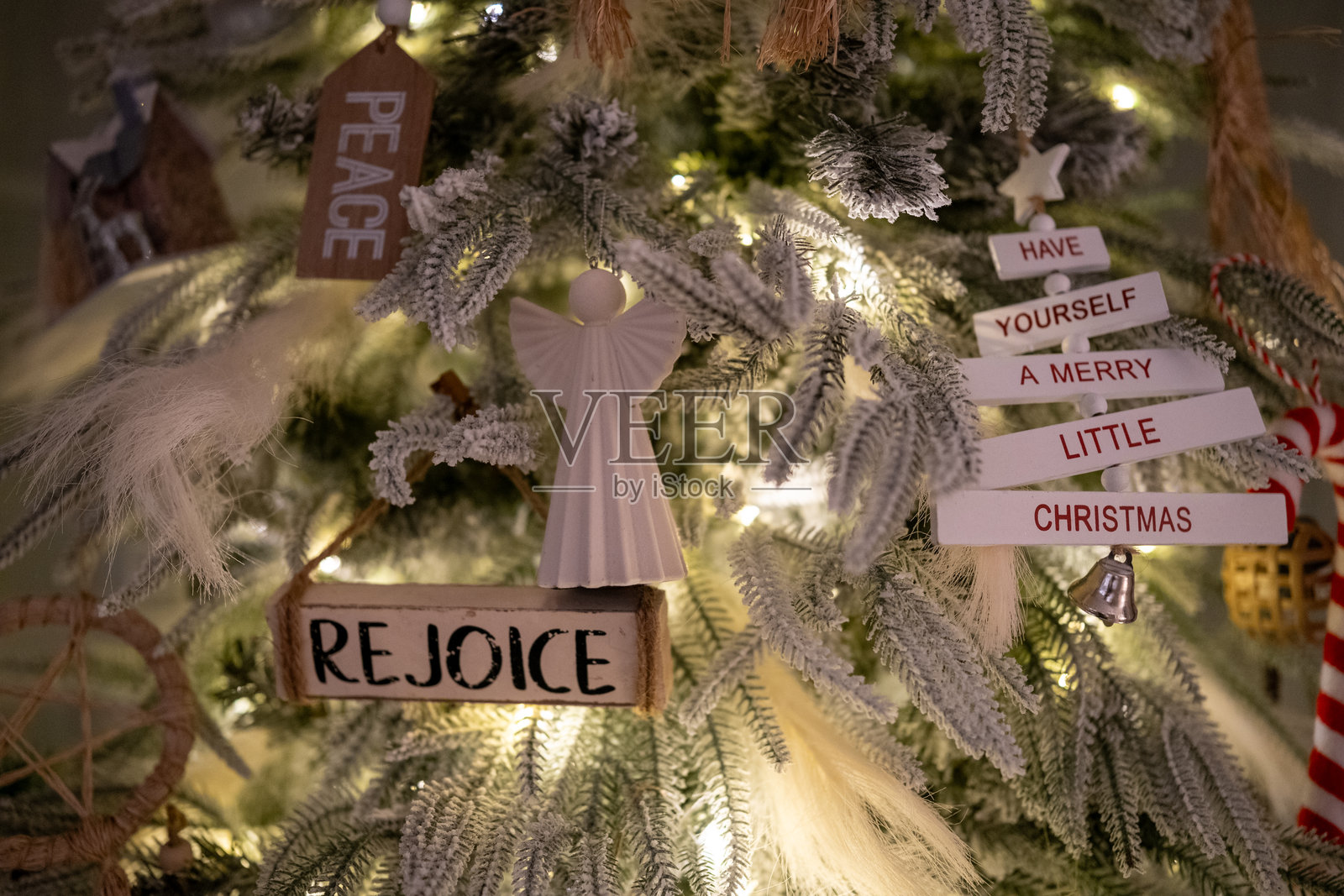 美丽的圣诞树上挂满了圣诞装饰品和灯饰照片摄影图片