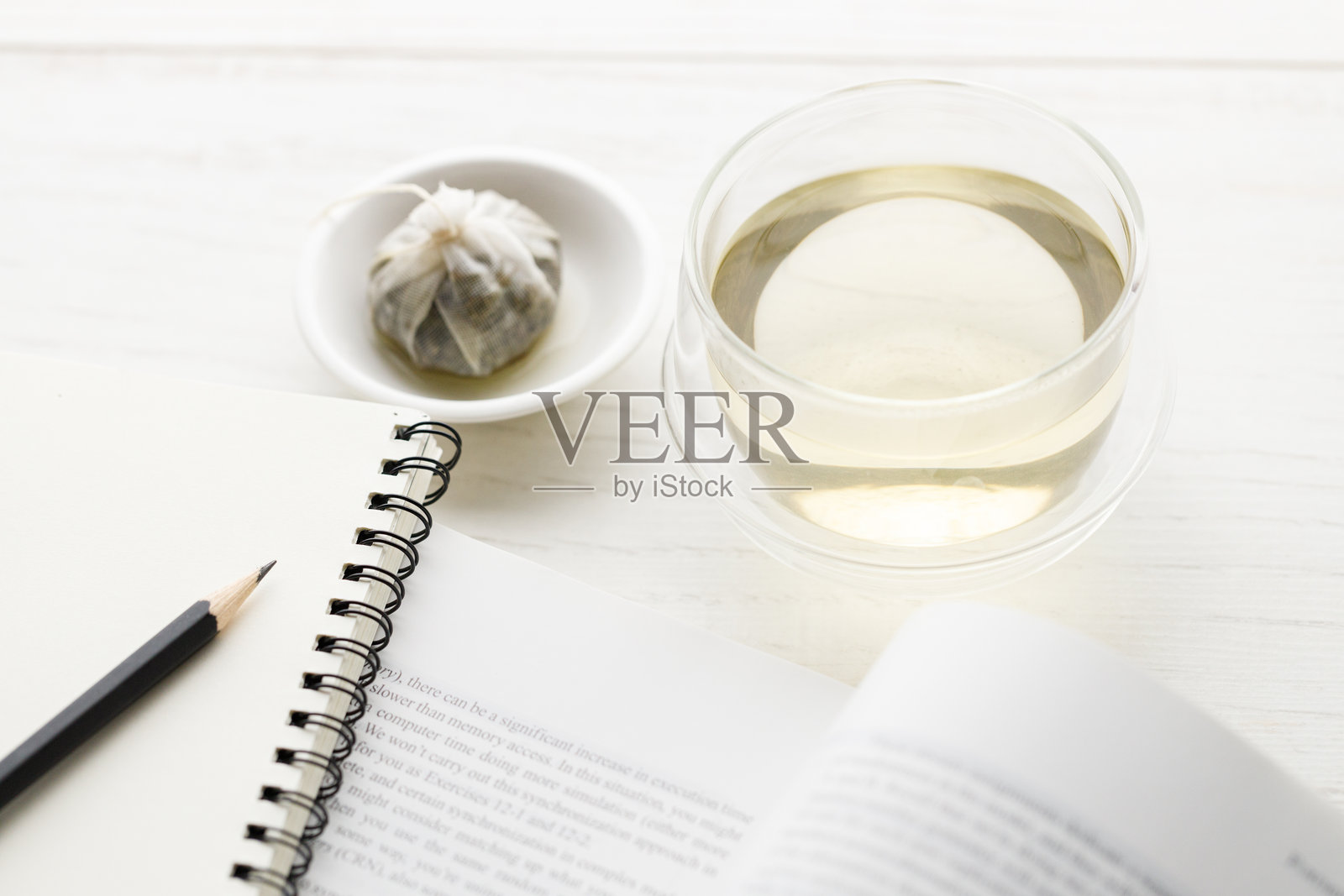 一杯热茶和茶包照片摄影图片