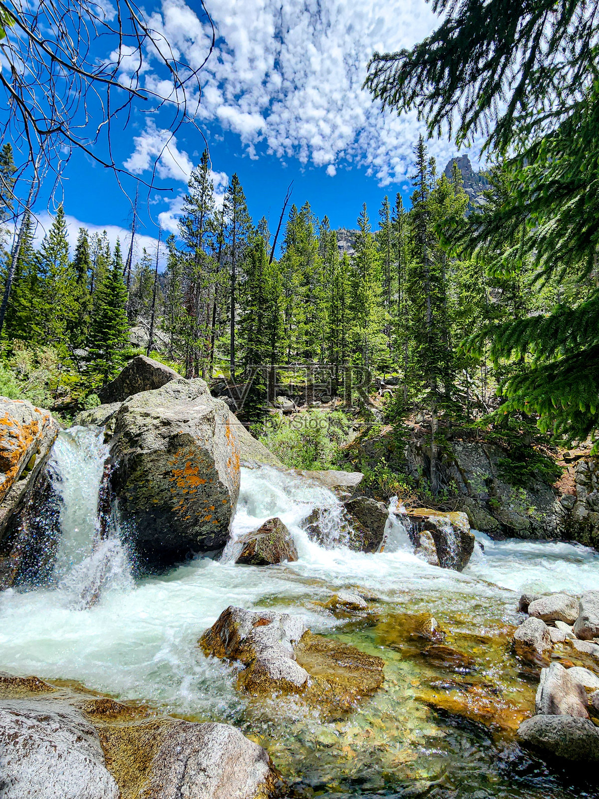 远处山峰下的山溪照片摄影图片