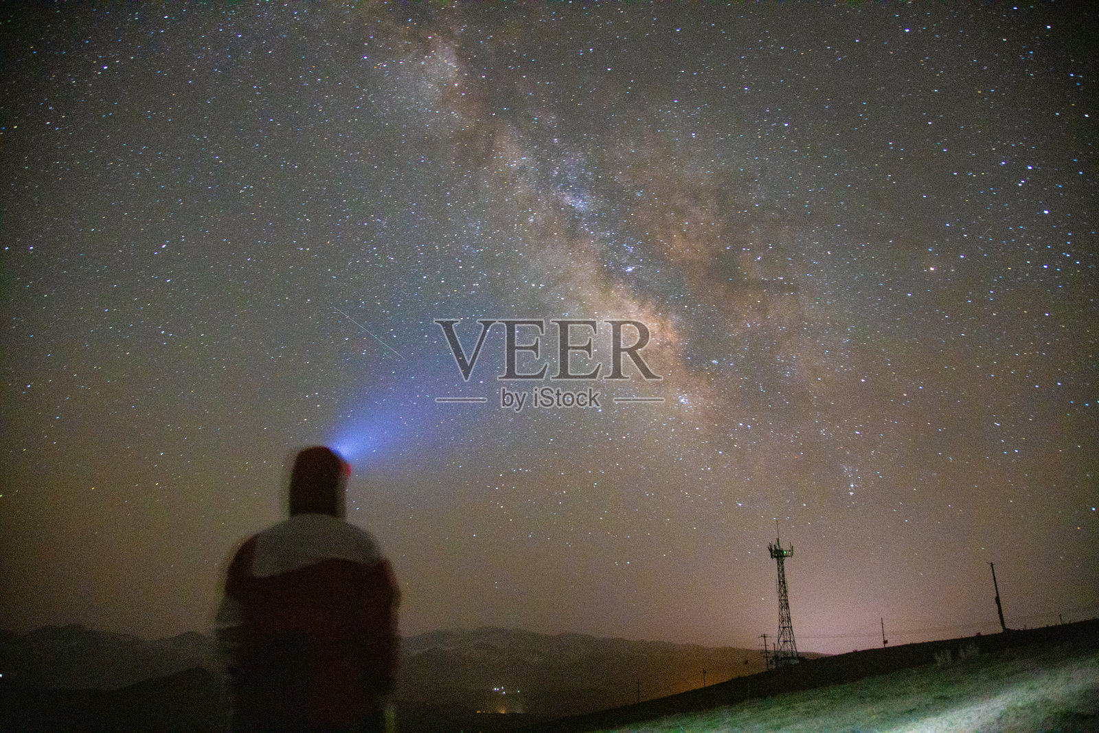 甘家秘境，甘肃省 - 夜空中银河背景下的美丽风景照片摄影图片