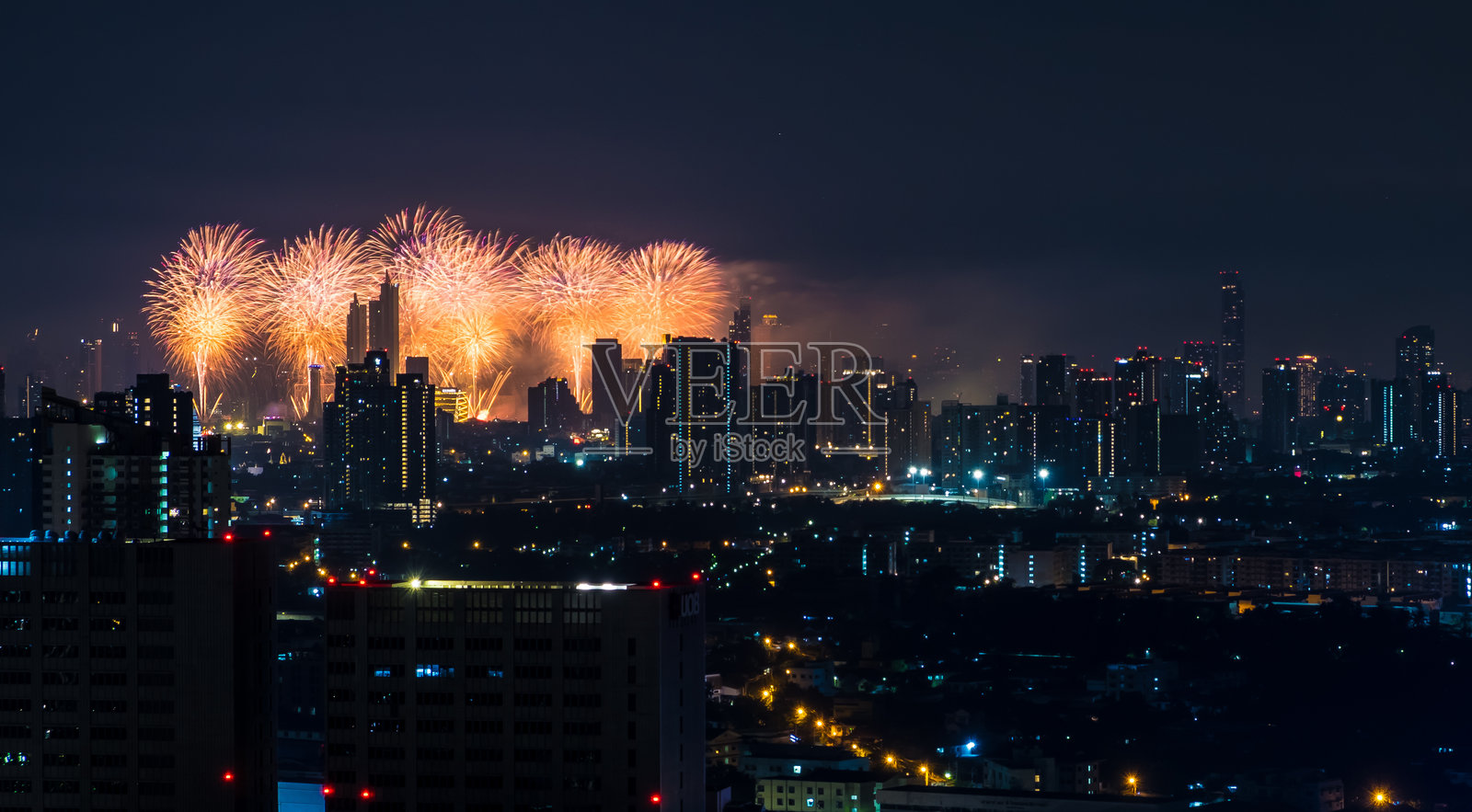 2025年新年快乐，午夜烟花庆祝周年，告别2024，迎接2025。幸福、挑战、商业策略、机遇和重新开始新生活的概念。照片摄影图片