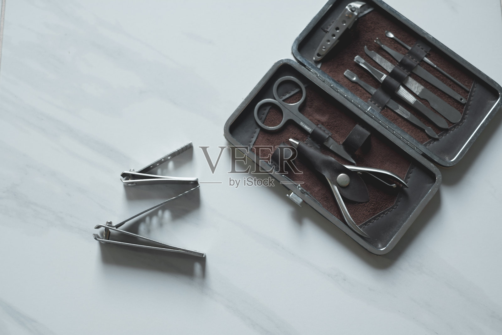 美甲和美足工具套件概念，指甲美容配件，包括剪刀、推子、角质层推和指甲锉，清洁指甲以保护指甲免受污垢和细菌的侵害。照片摄影图片