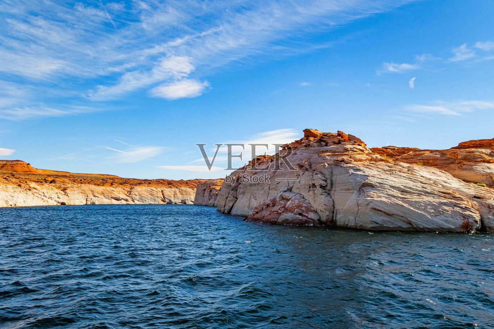 在鲍威尔湖上的船游。照片摄影图片