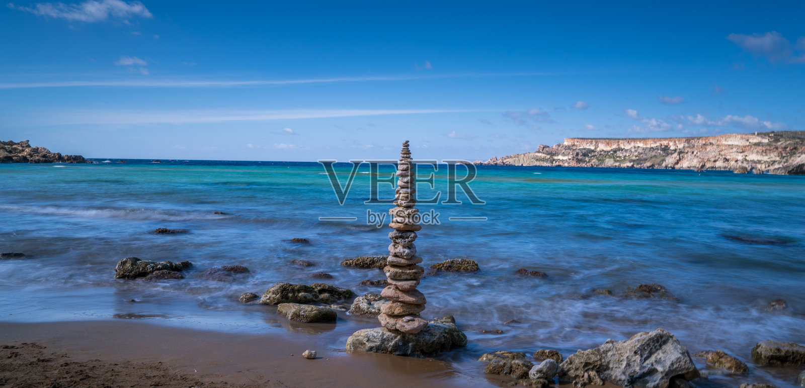 宁静的海滩石堆 - 自然中的平衡照片摄影图片