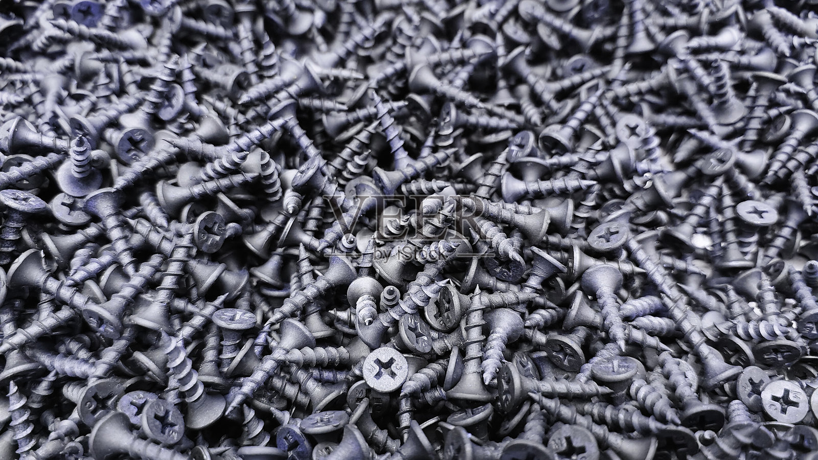 用于木制品的钢制自攻螺钉，自攻螺钉用于将物体固定在木制物体上，适用于修理工作，五金店，建筑，木工，家具制造照片摄影图片