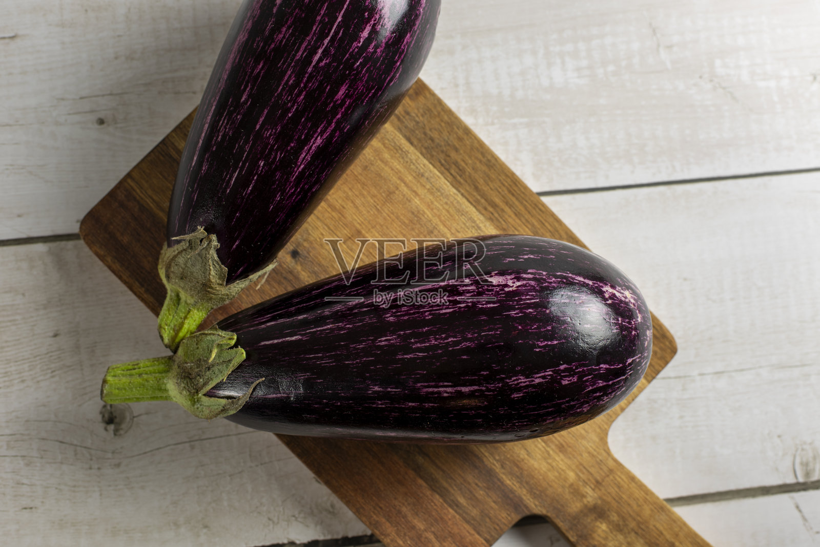 整根茄子放在木质背景上照片摄影图片