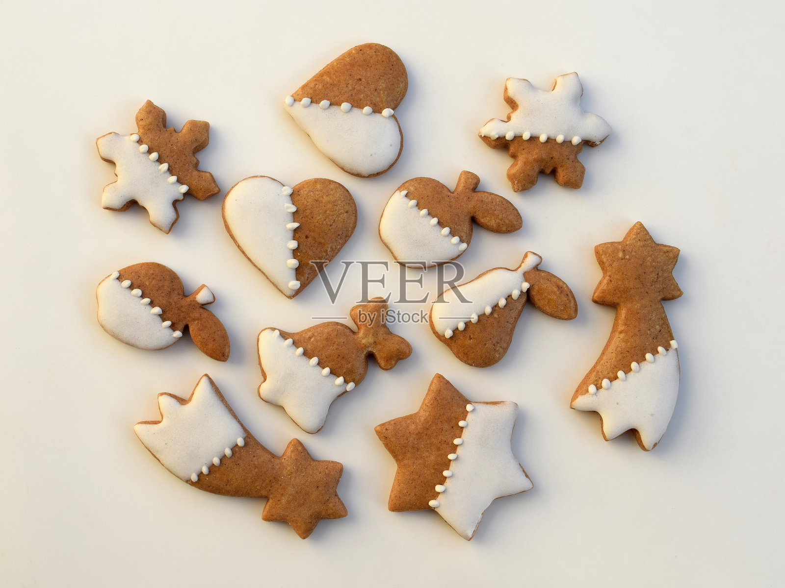 各种形状的装饰姜饼饼干照片摄影图片