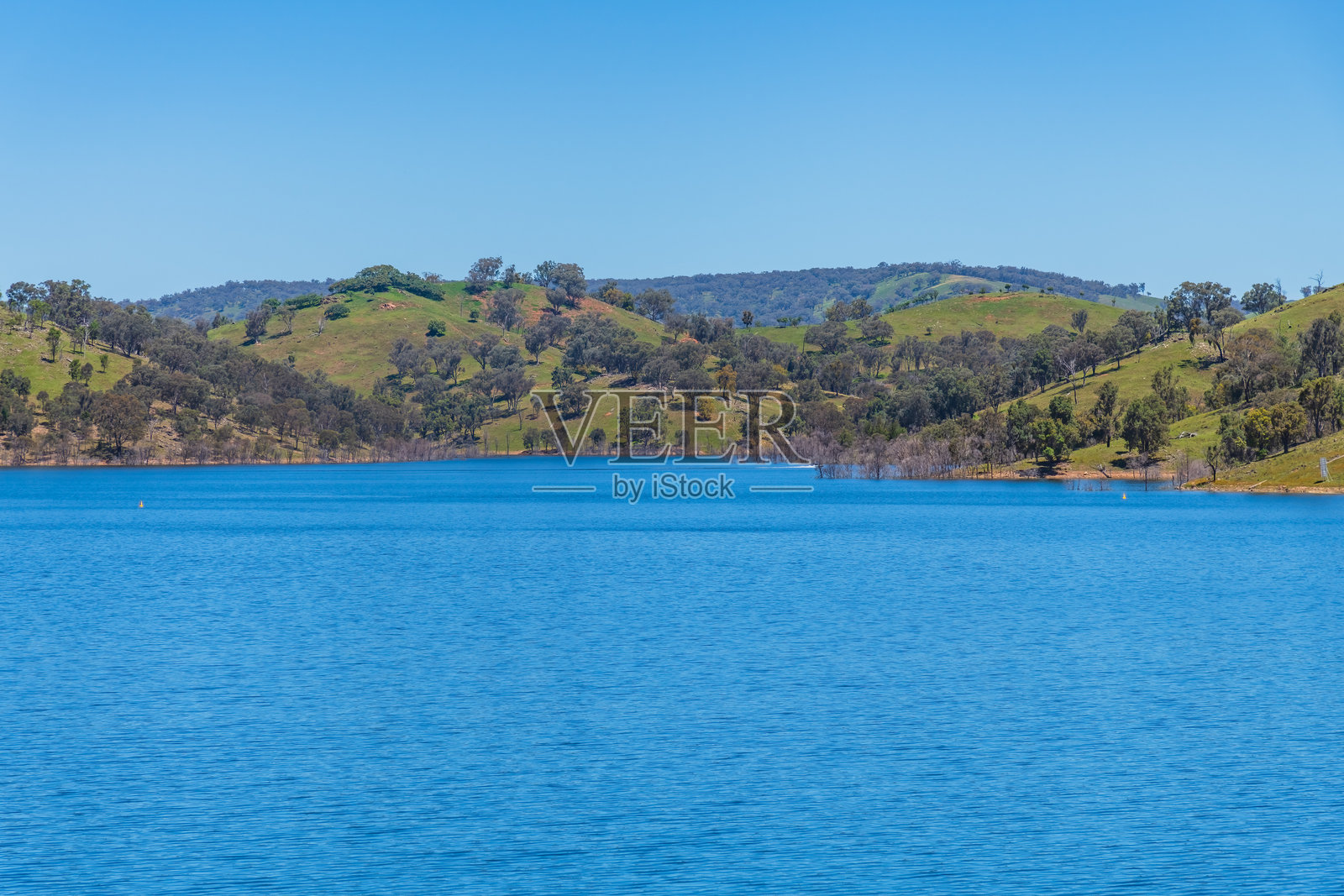 探索温达米尔水坝及其壮丽的周边山脉照片摄影图片