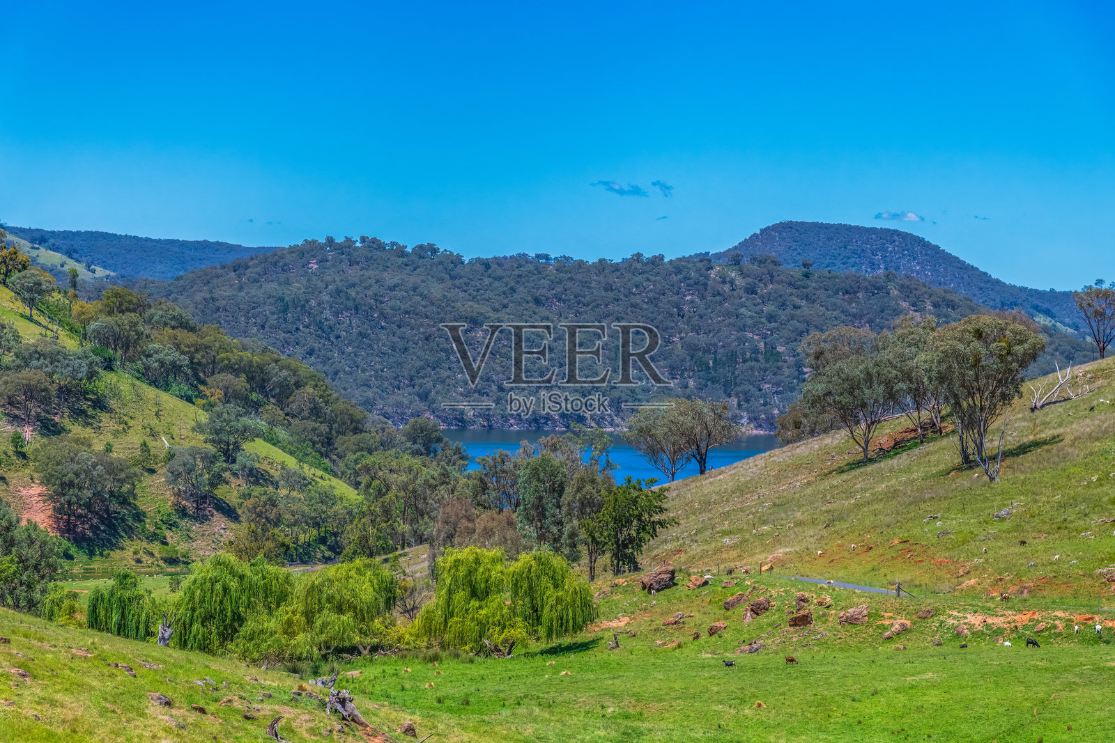 探索温达米尔水坝及其壮丽的周边山脉照片摄影图片