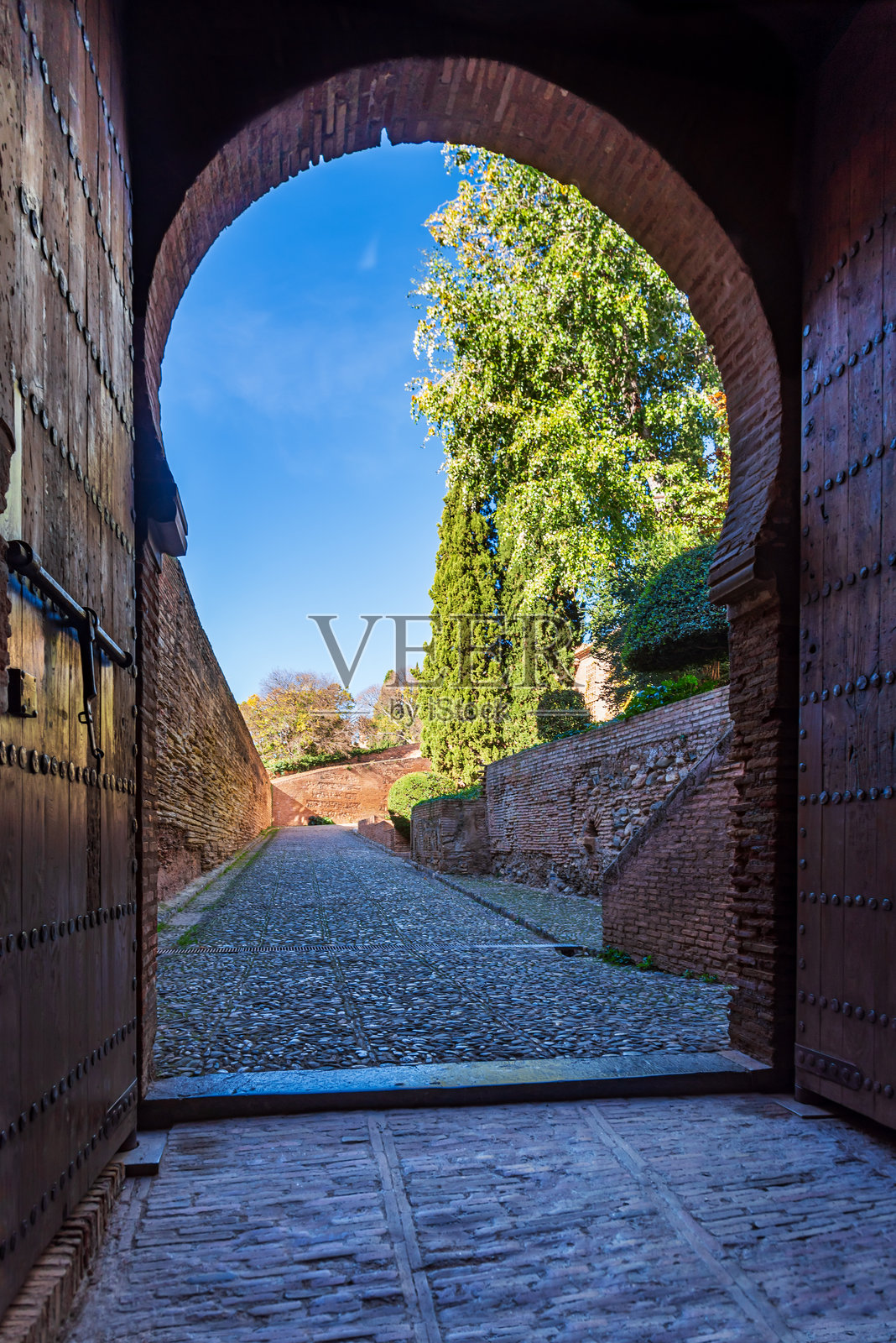 正义之门，通往格拉纳达阿尔罕布拉宫纪念建筑群内部的门。照片摄影图片