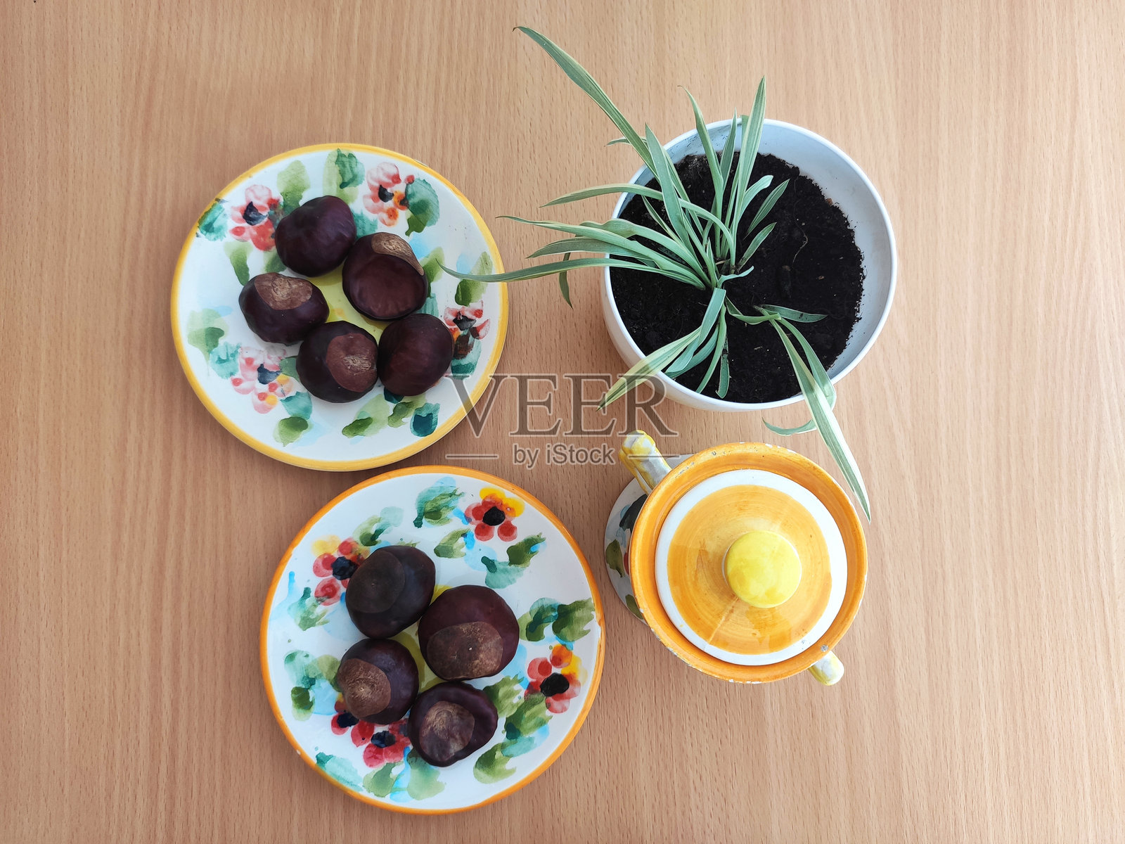 桌子上的闪亮棕色栗子照片摄影图片