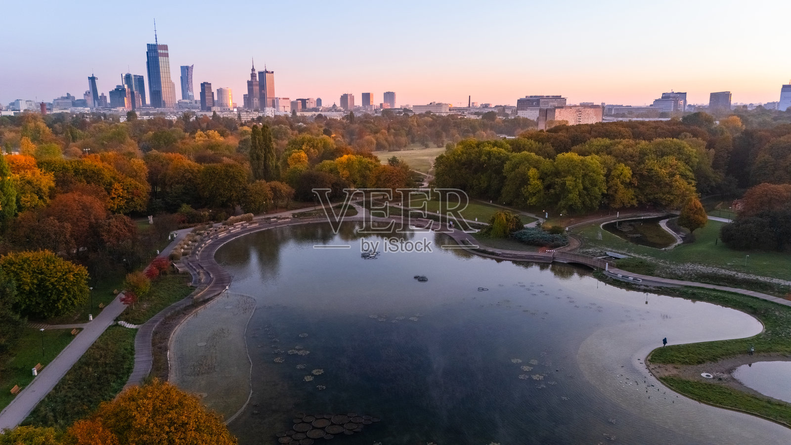 华沙晨曦下的秋季全景鸟瞰，背景中有公园。照片摄影图片