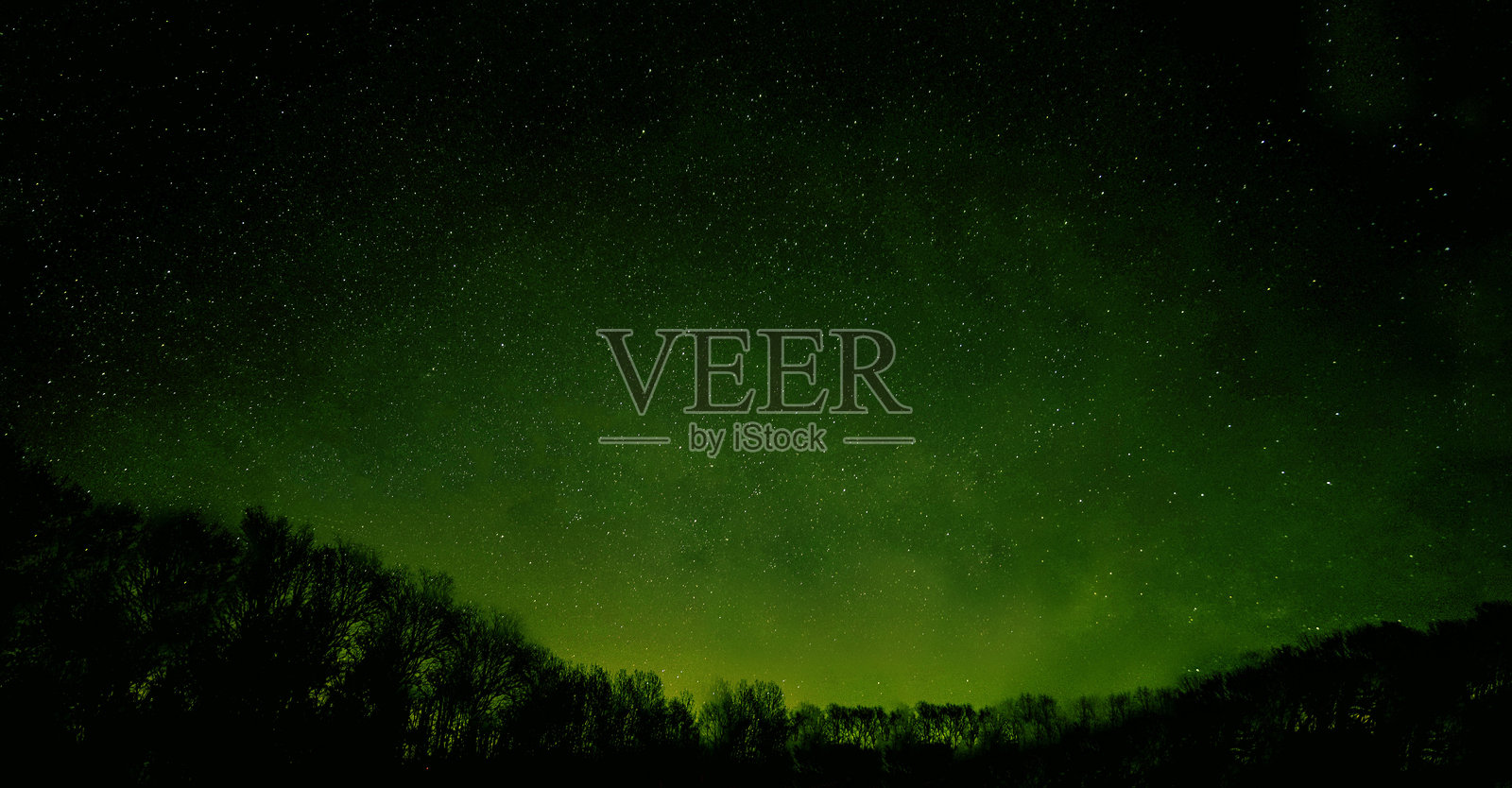 被绿色光芒照亮的自然风光和星空照片摄影图片