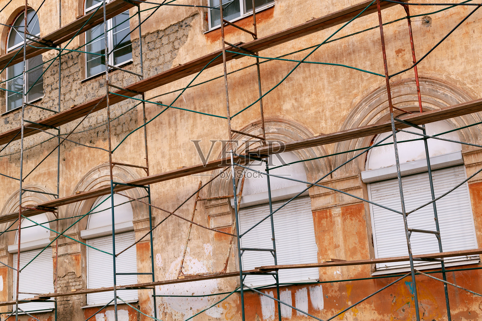 老建筑外立面的脚手架照片摄影图片