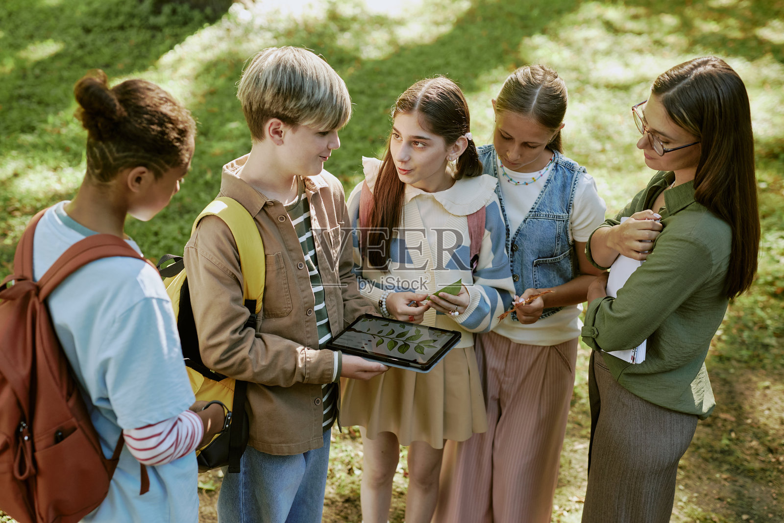 青少年在户外课堂上使用数字平板电脑照片摄影图片