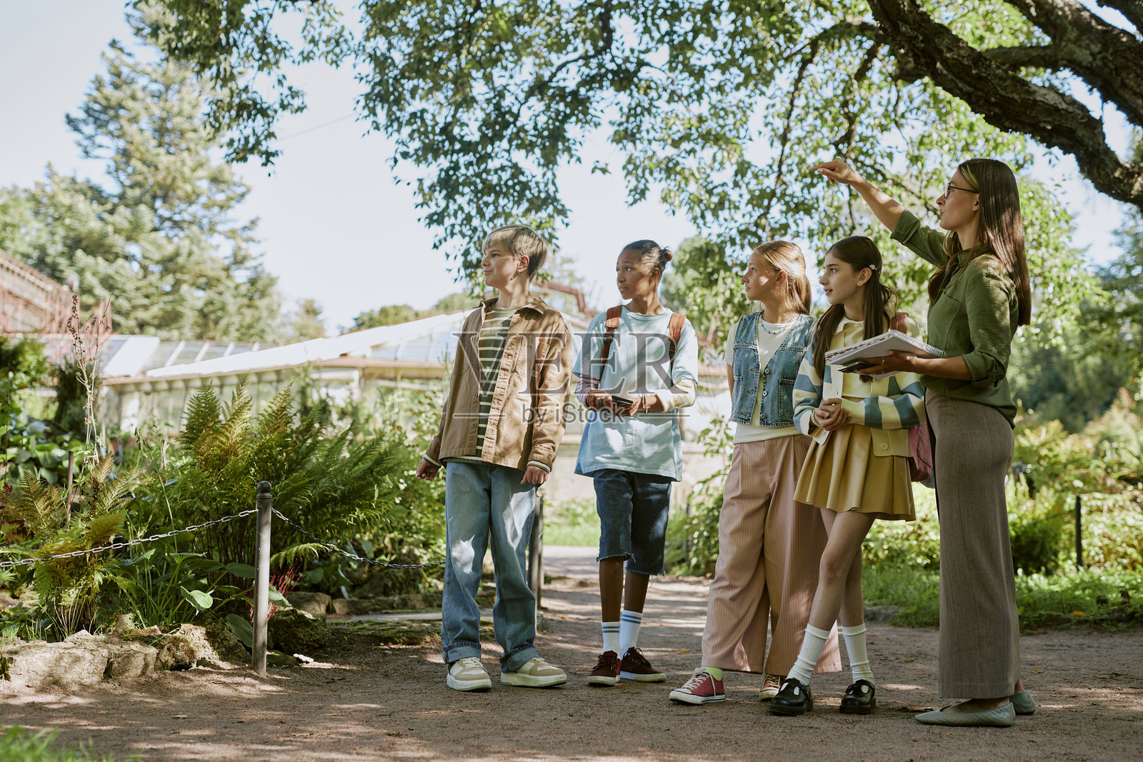 植物园工作人员向青少年学生展示植物照片摄影图片