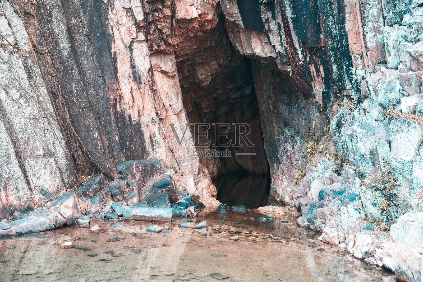被水环绕的岩石洞穴入口照片摄影图片