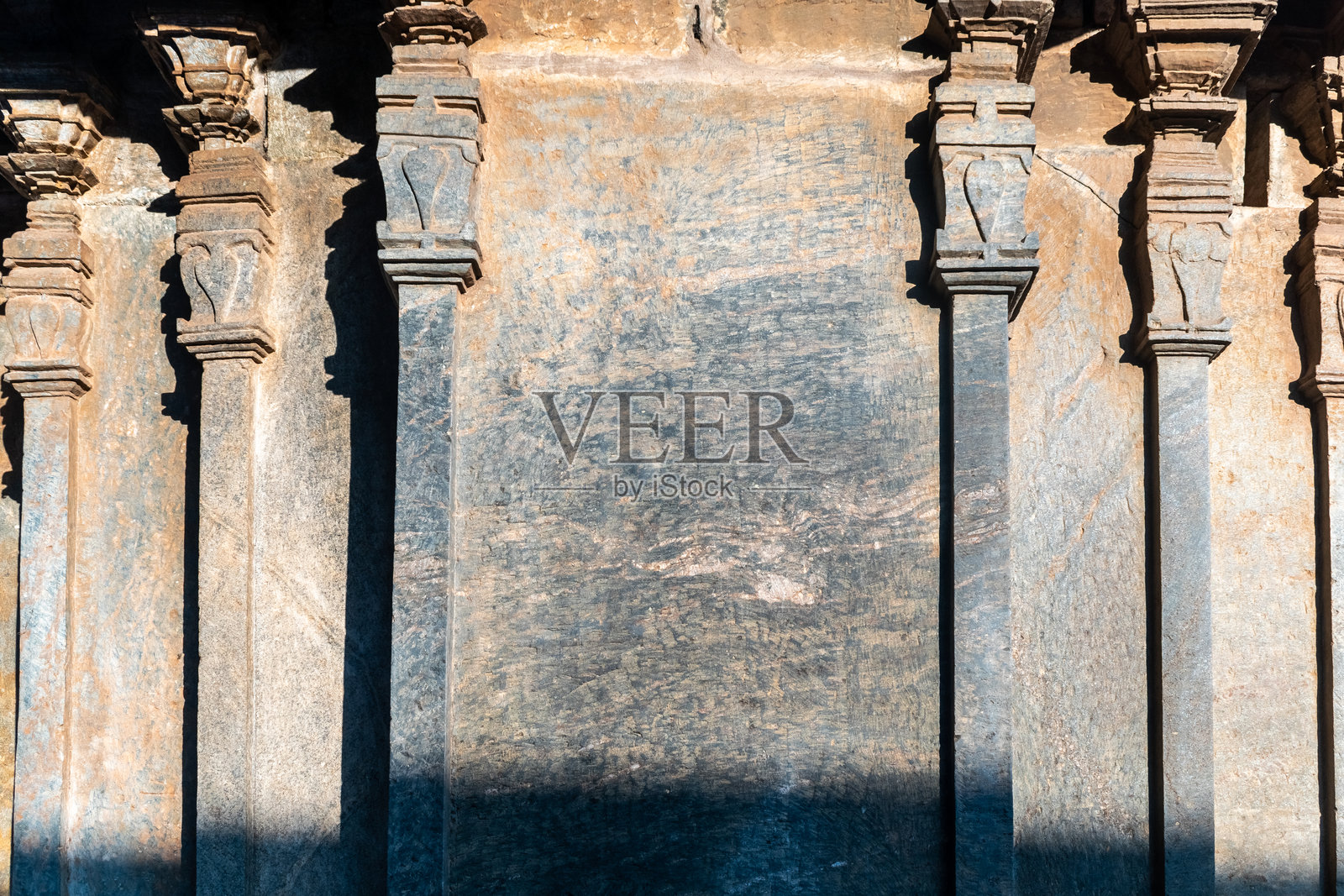 古老的石柱上雕刻着精美的图案照片摄影图片