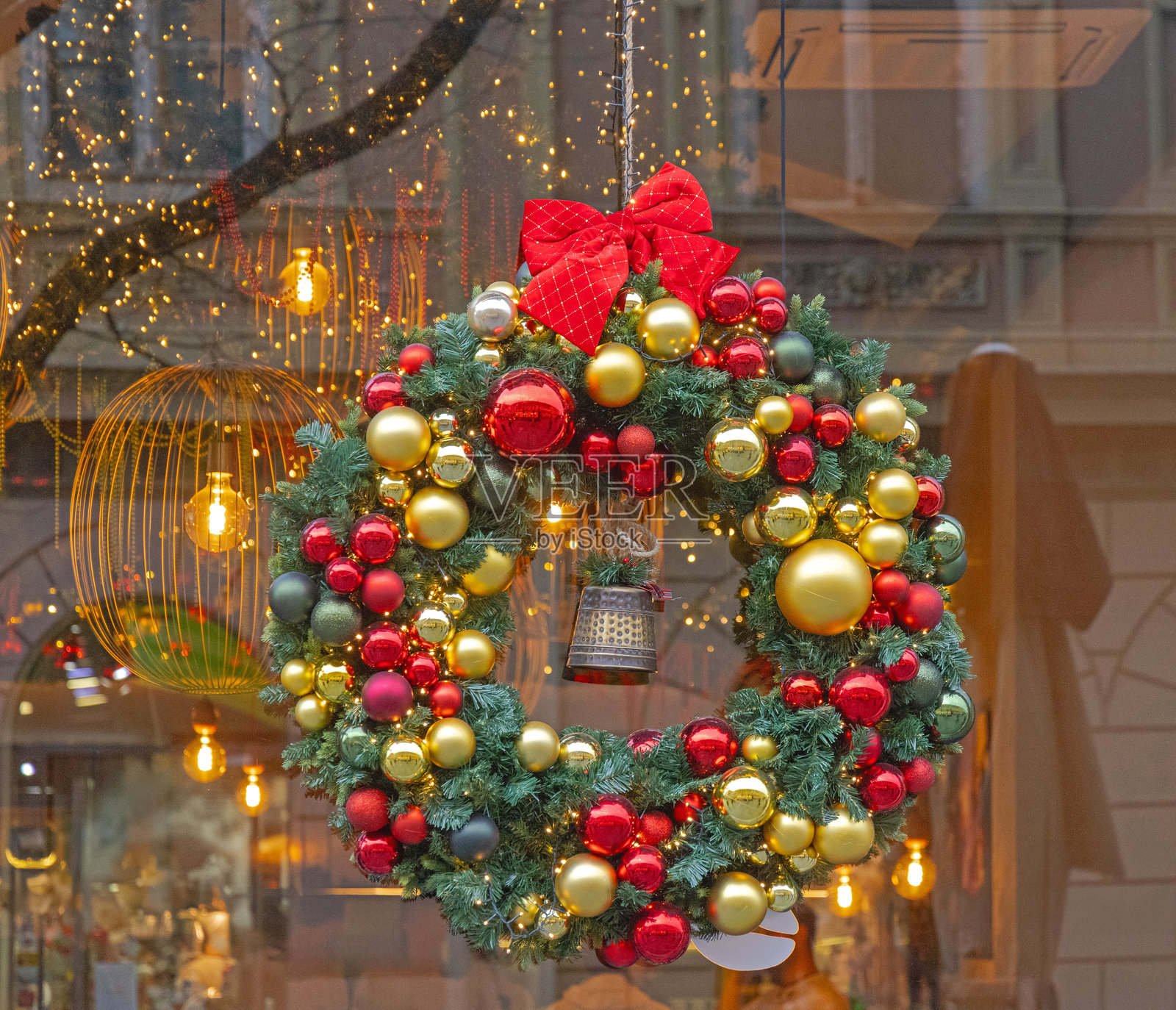 圣诞花环装饰球照片摄影图片