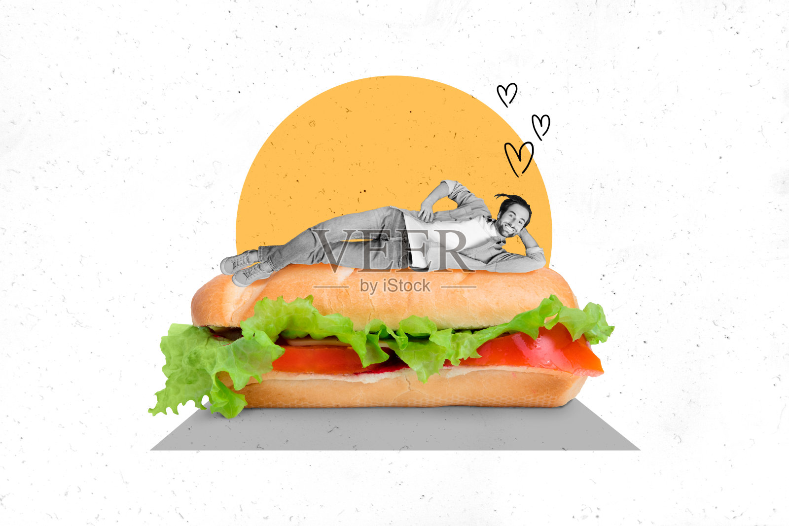 搞笑的年轻人躺在素食三明治上，像是奇异的食物配送广告牌的拼贴画照片摄影图片