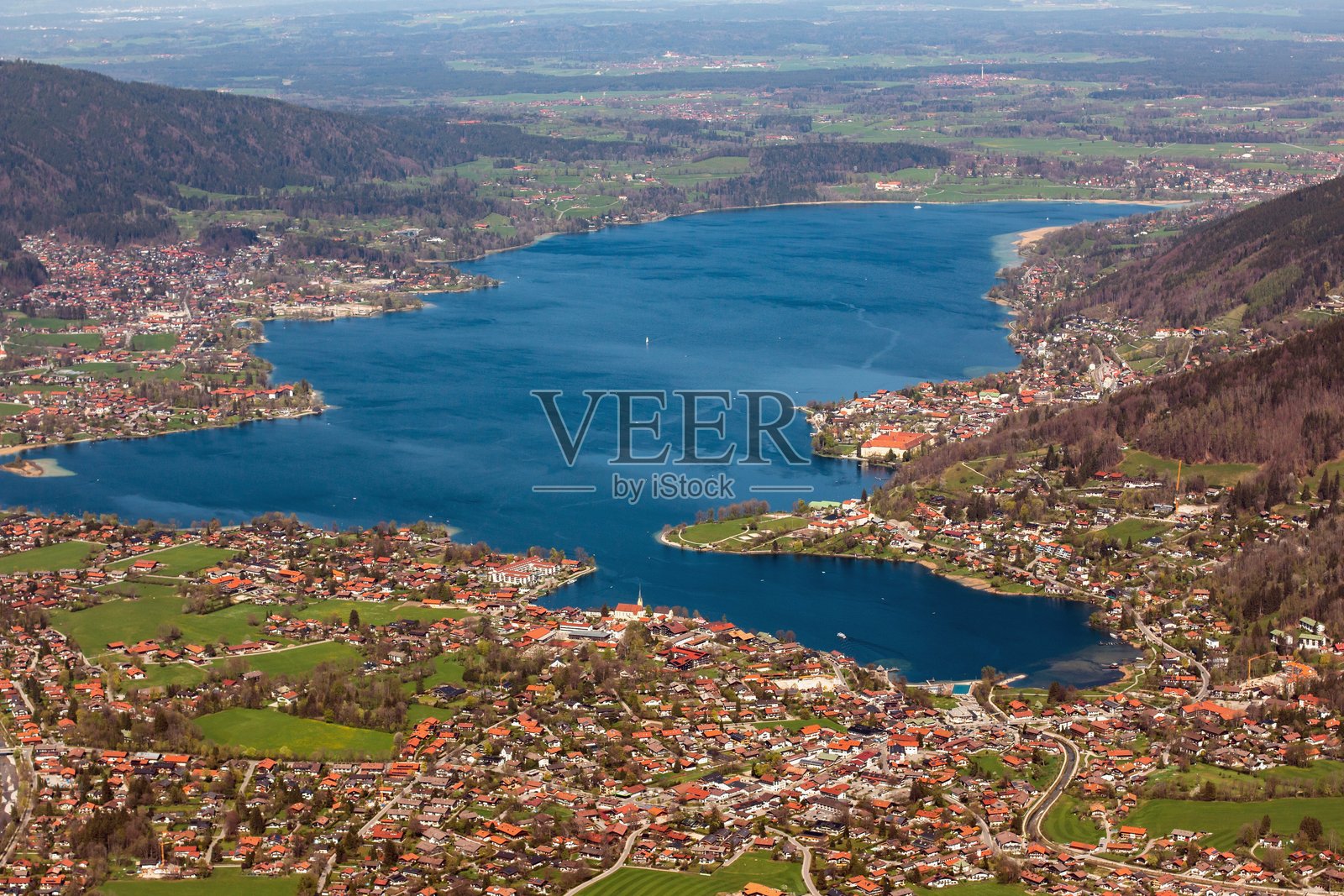 从瓦尔贝格山俯瞰特根湖和古门德照片摄影图片