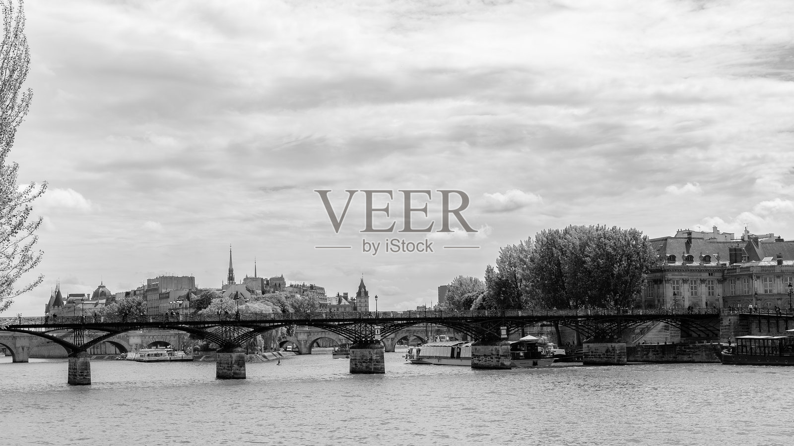 塞纳河上的桥与多云的天空照片摄影图片