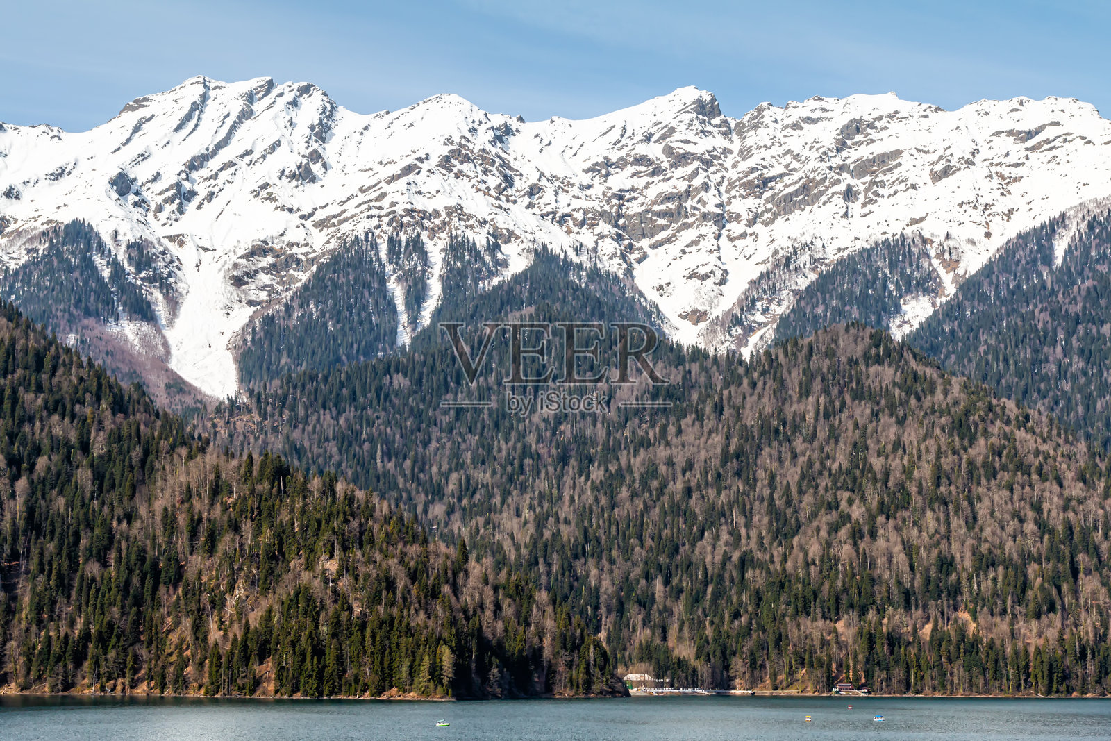 风景如画的湖泊和高耸的雪山背景照片摄影图片