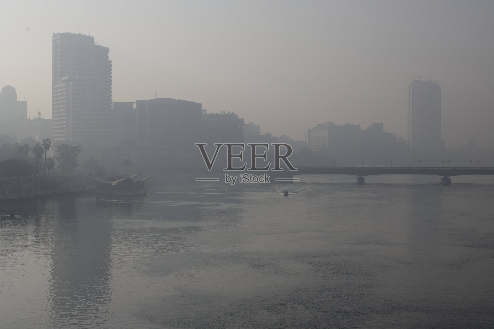 一个雾蒙蒙的冬日照片摄影图片