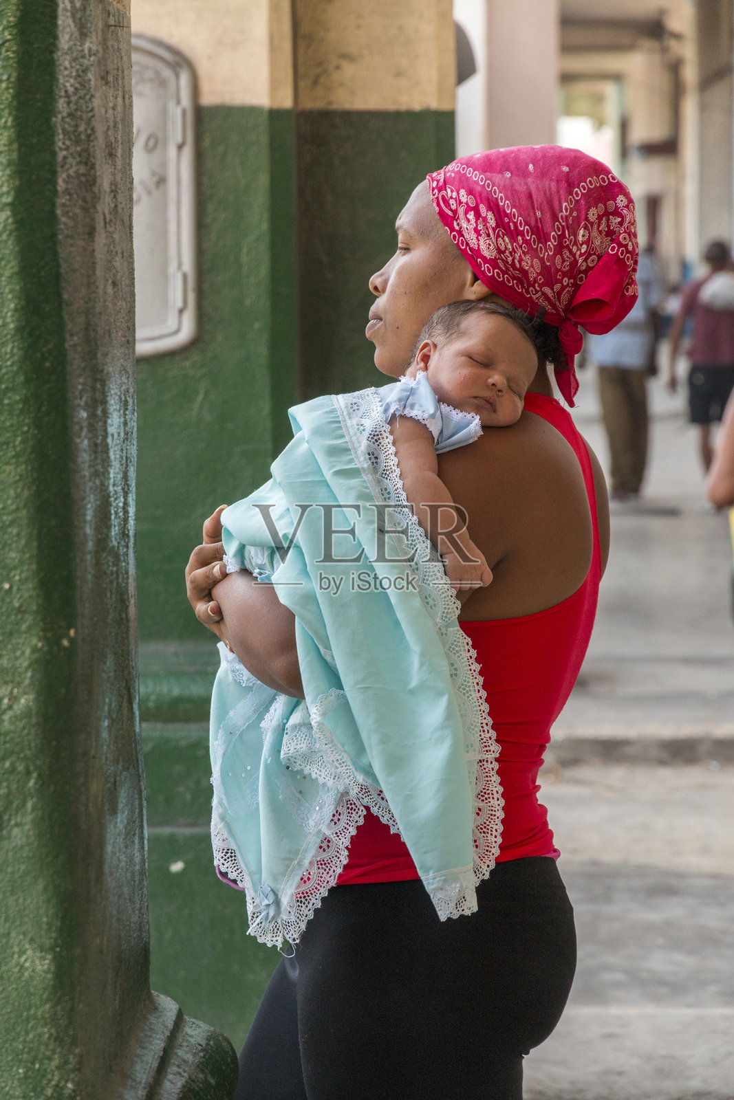 古巴，哈瓦那。老哈瓦那，哈瓦那旧城，女人和孩子，婴儿。照片摄影图片