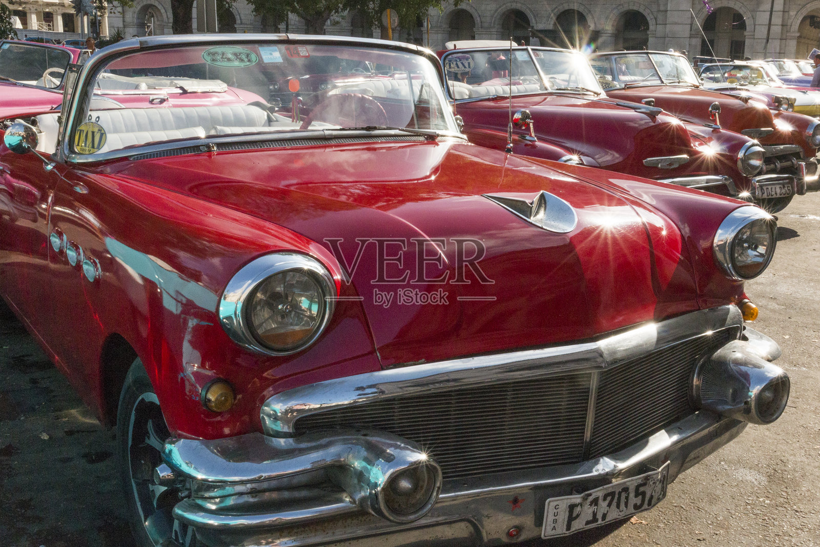 古巴,哈瓦那。经典复古汽车。1956年别克敞篷车。照片摄影图片